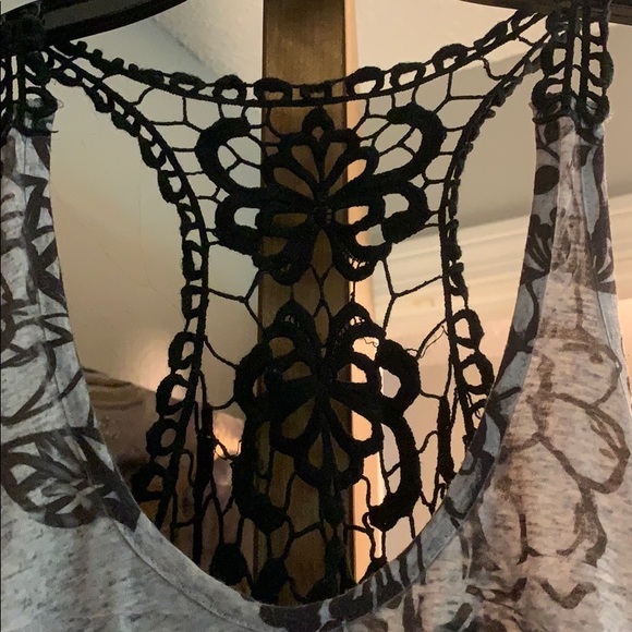 Floral tank - Picture 3 of 3